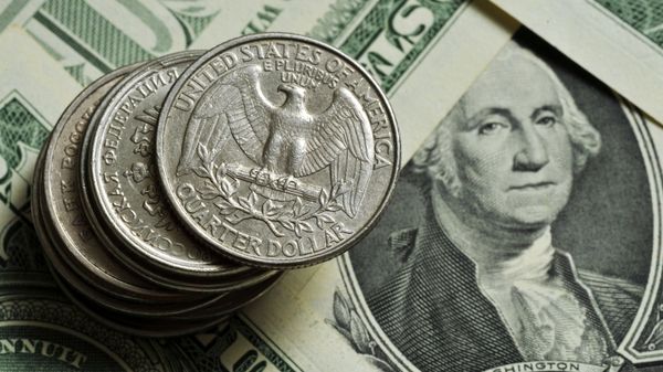 Монеты различного номинала и банкноты доллара США