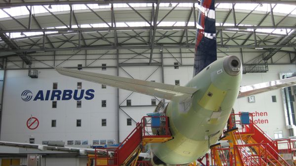 Самолет Airbus А-320 на заводе Airbus в городе Гамбурге