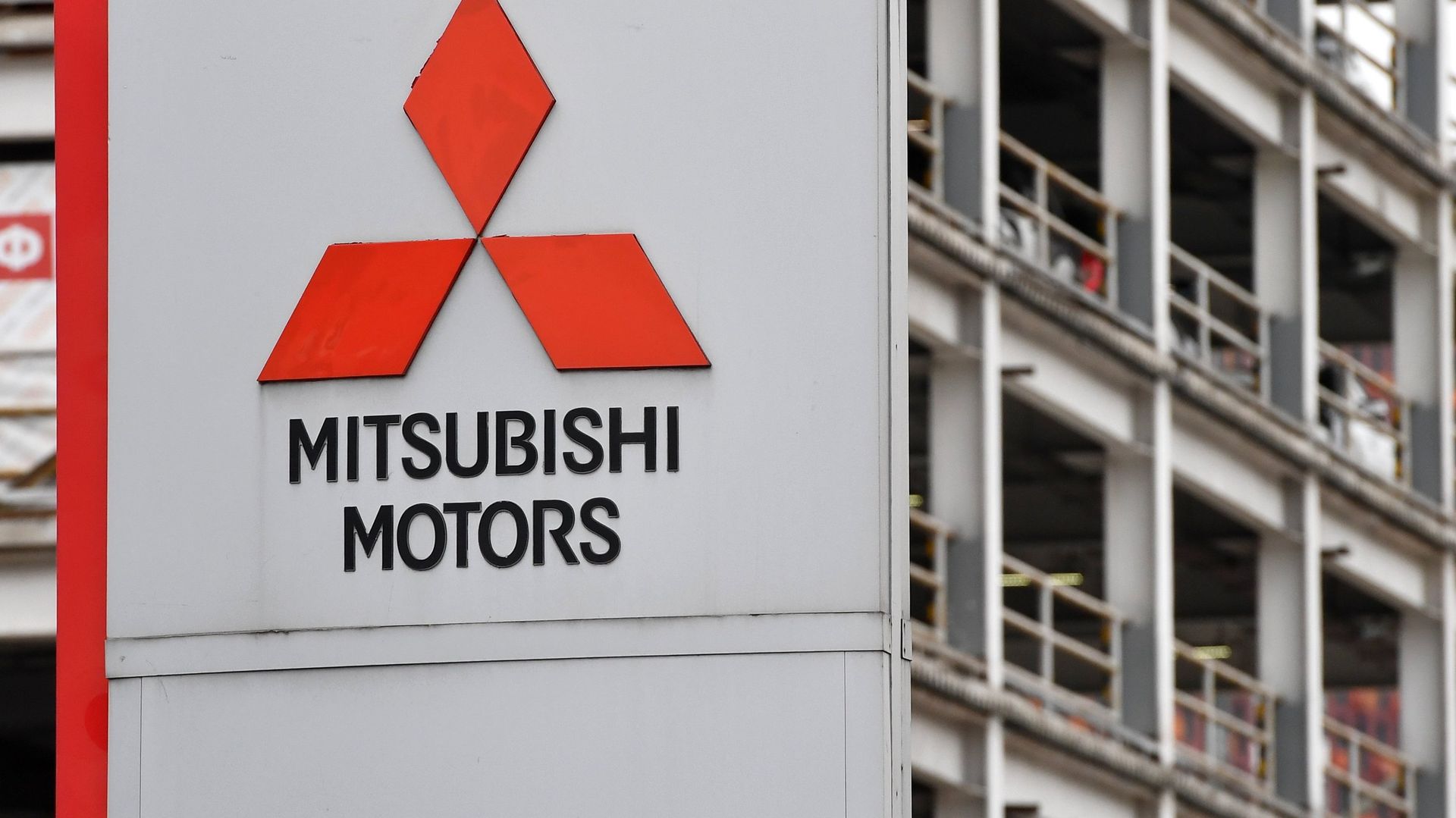 Логотип японской автомобилестроительной компании Mitsubishi в автосалоне в Москве - ПРАЙМ, 1920, 10.03.2022