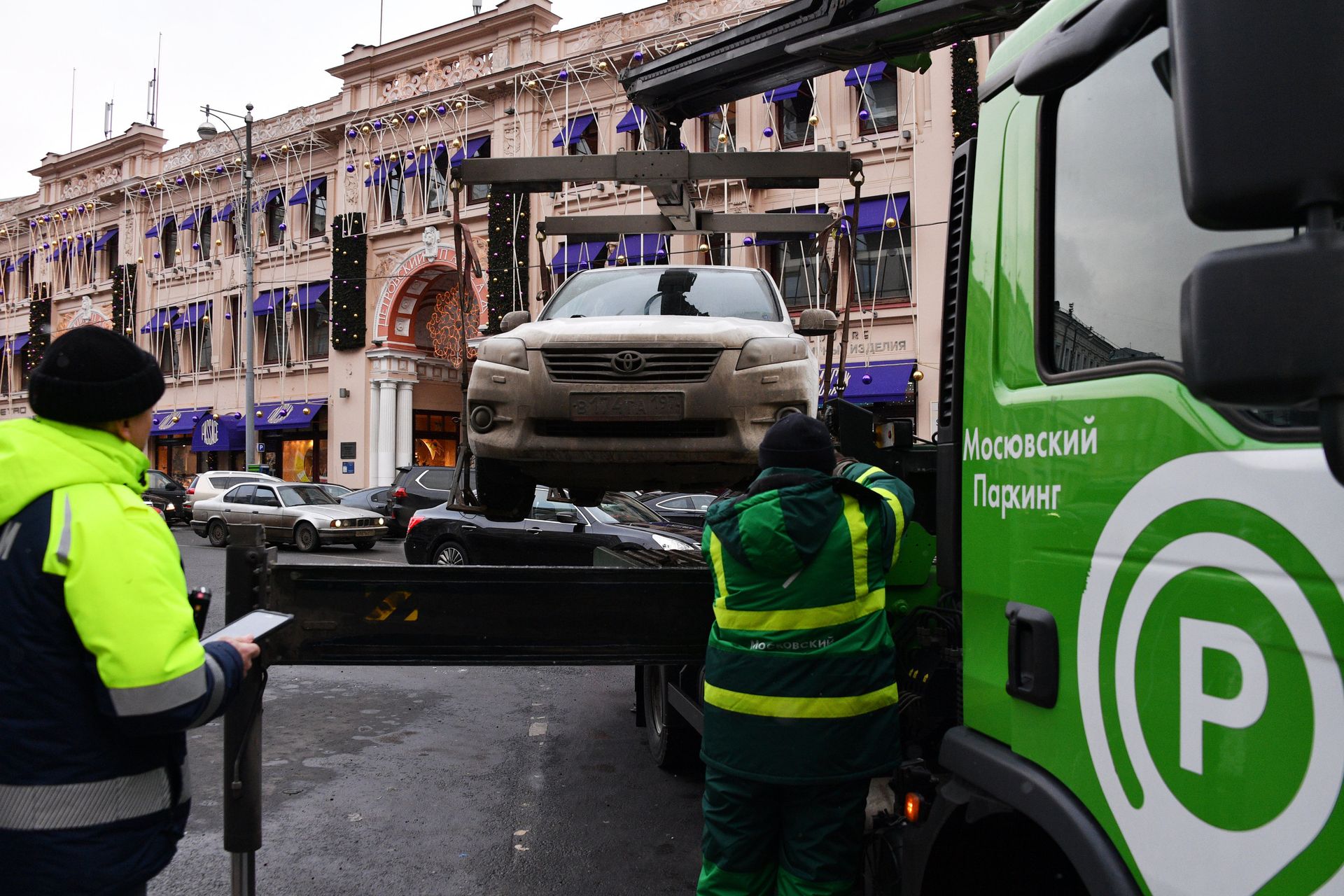 Эвакуация автомобиля на штрафстоянку за неправильную парковку - ПРАЙМ, 1920, 31.05.2021