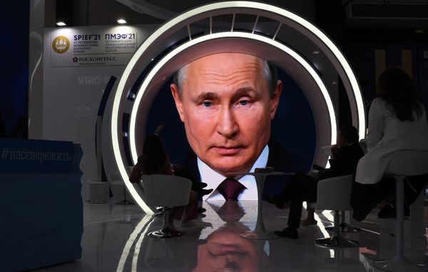 Президент РФ В. Путин принял участие в пленарном заседании ПЭМФ-2021