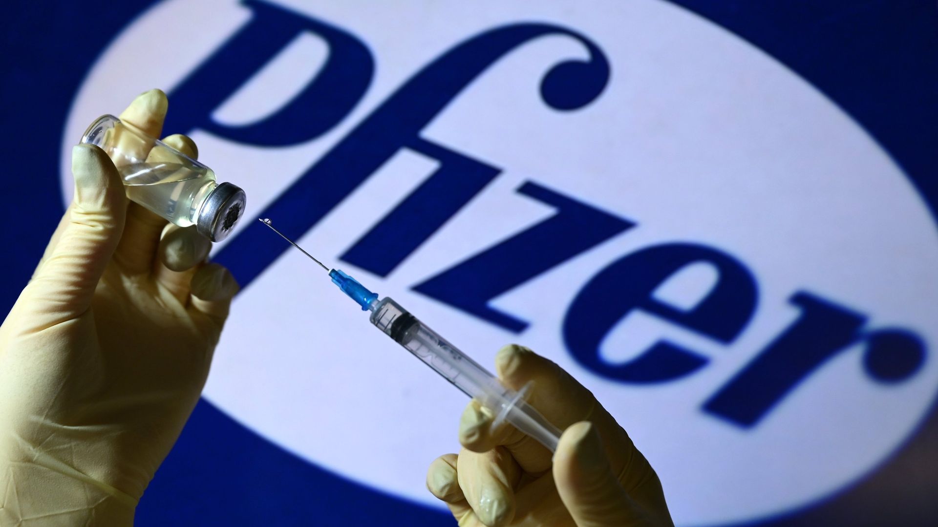 Шприц и ампула на фоне логотипа Pfizer - ПРАЙМ, 1920, 11.07.2021