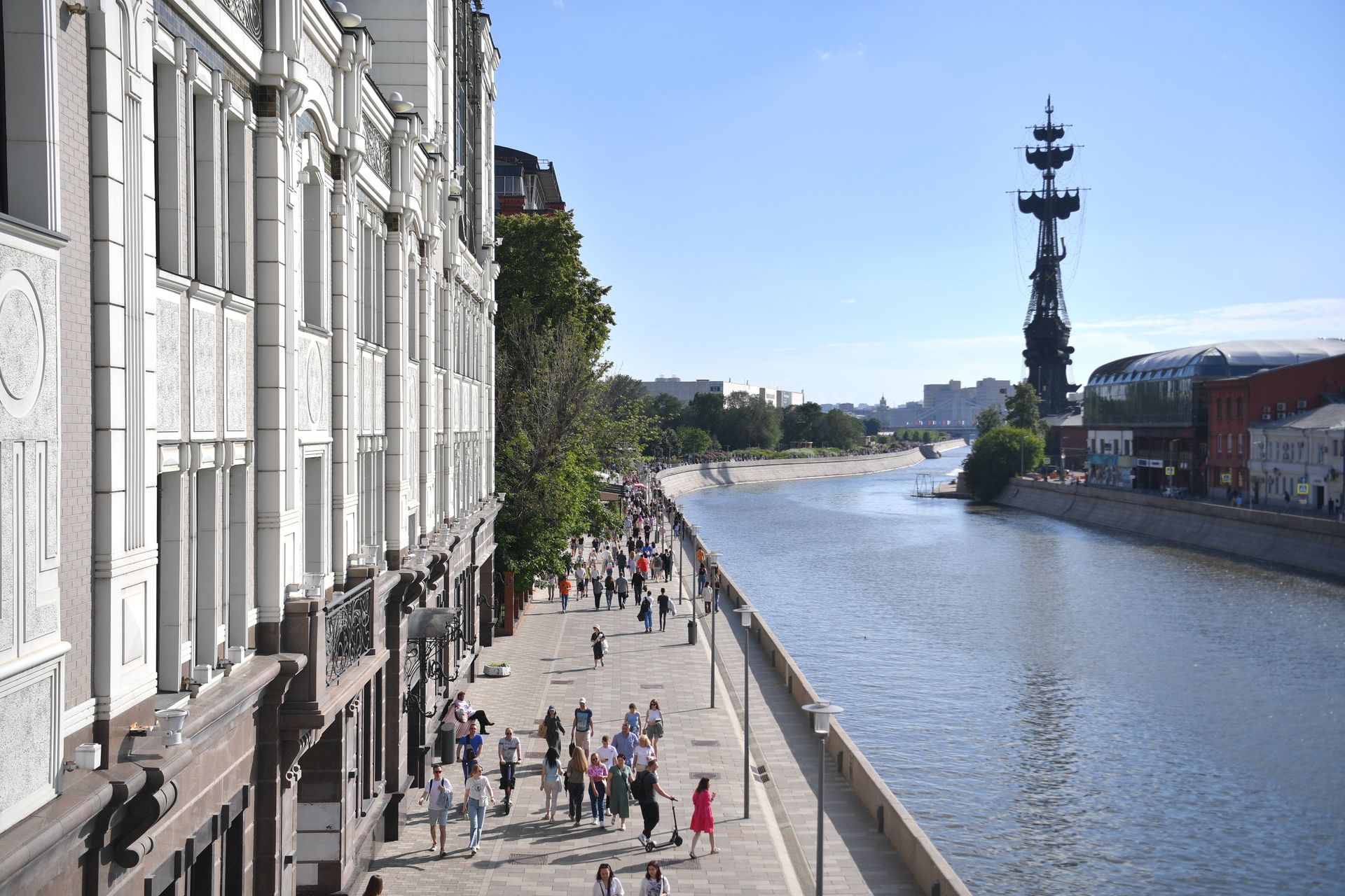 Люди на Пречистинской набережной в Москве - ПРАЙМ, 1920, 15.05.2022