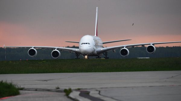 Самолет авиакомпании Emirates на взлетно-посадочной полосе аэропорта Домодедово