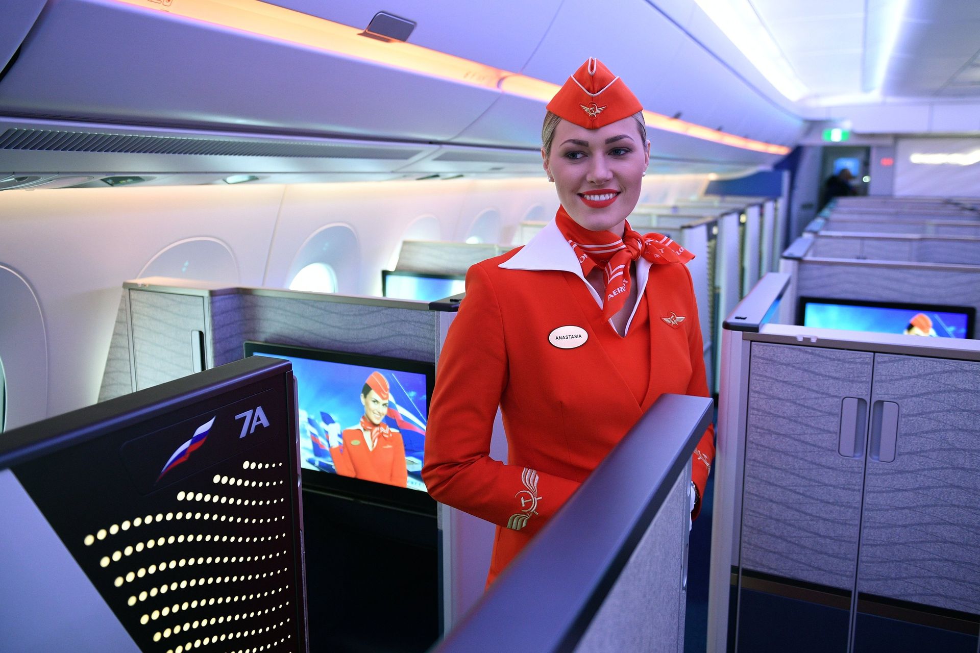 Стюардесса в бизнесс-классе пассажирского самолета Airbus A350-900 авиакомпании Аэрофлот - ПРАЙМ, 1920, 28.06.2021