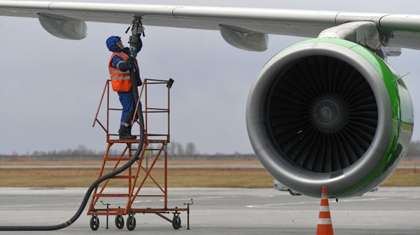 Заправка топливом самолета Boeing 737 MAX 8 авиакомпании S7