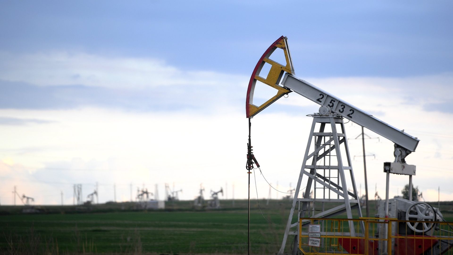 Работа нефтяных станков - качалок - ПРАЙМ, 1920, 15.07.2021