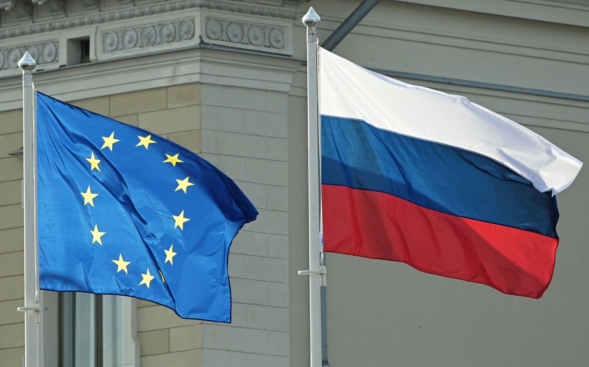 Флаги России и Евросоюза у президентского дворца в Хельсинки - ПРАЙМ, 1920, 11.04.2022