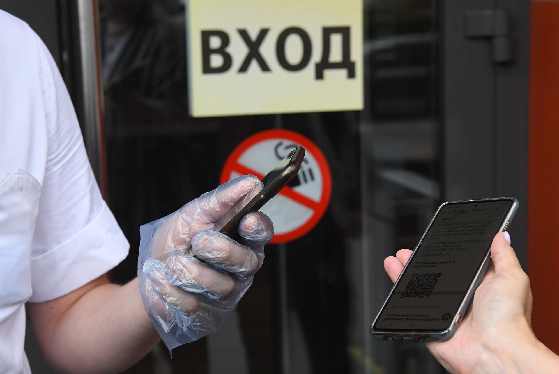 Работа ресторана McDonald's на Пушкинской площади после введения новых ограничений для посетителей - ПРАЙМ, 1920, 01.07.2021