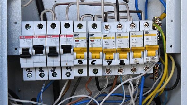 Автоматические выключатели электроэнергии в щитке