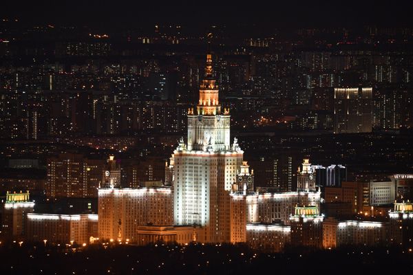 Вид на здание Московского государственного университета имени М. В. Ломоносова (МГУ)