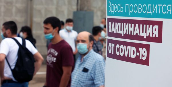 Вакцинация мигрантов от COVID-19 на территории ТЦ Садовод