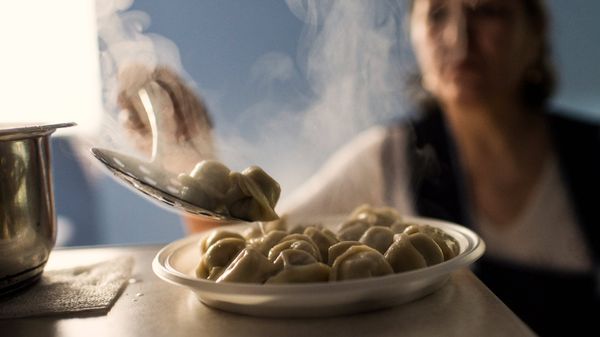 Женщина готовит пельмени в пельменной Сидоровъ в Омске