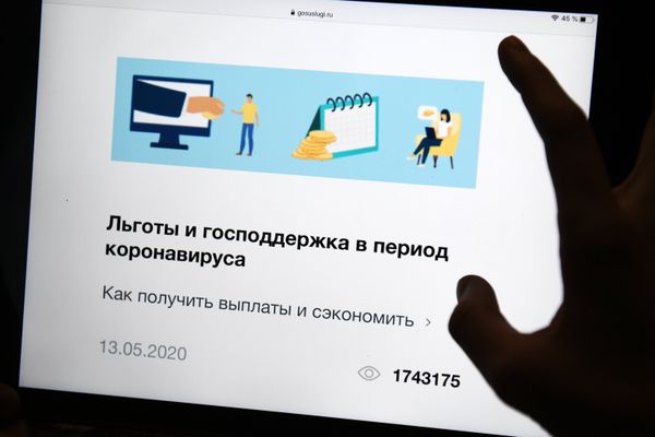 Страница портала государственных услуг Российской Федерации с информацией о льготах и господдержки в период коронавируса на экране планшета.