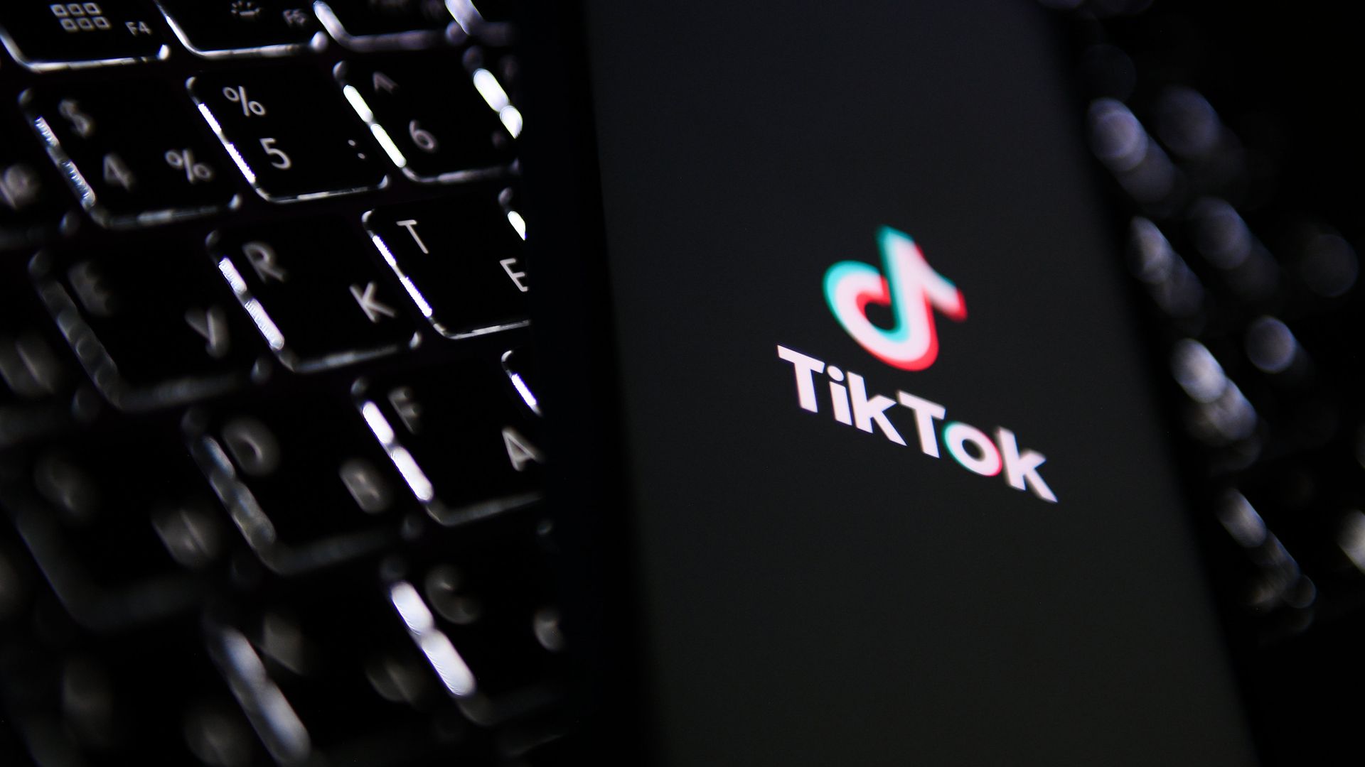 Иконка мобильного приложения TikTok на экране мобильного телефона. - ПРАЙМ, 1920, 06.12.2023