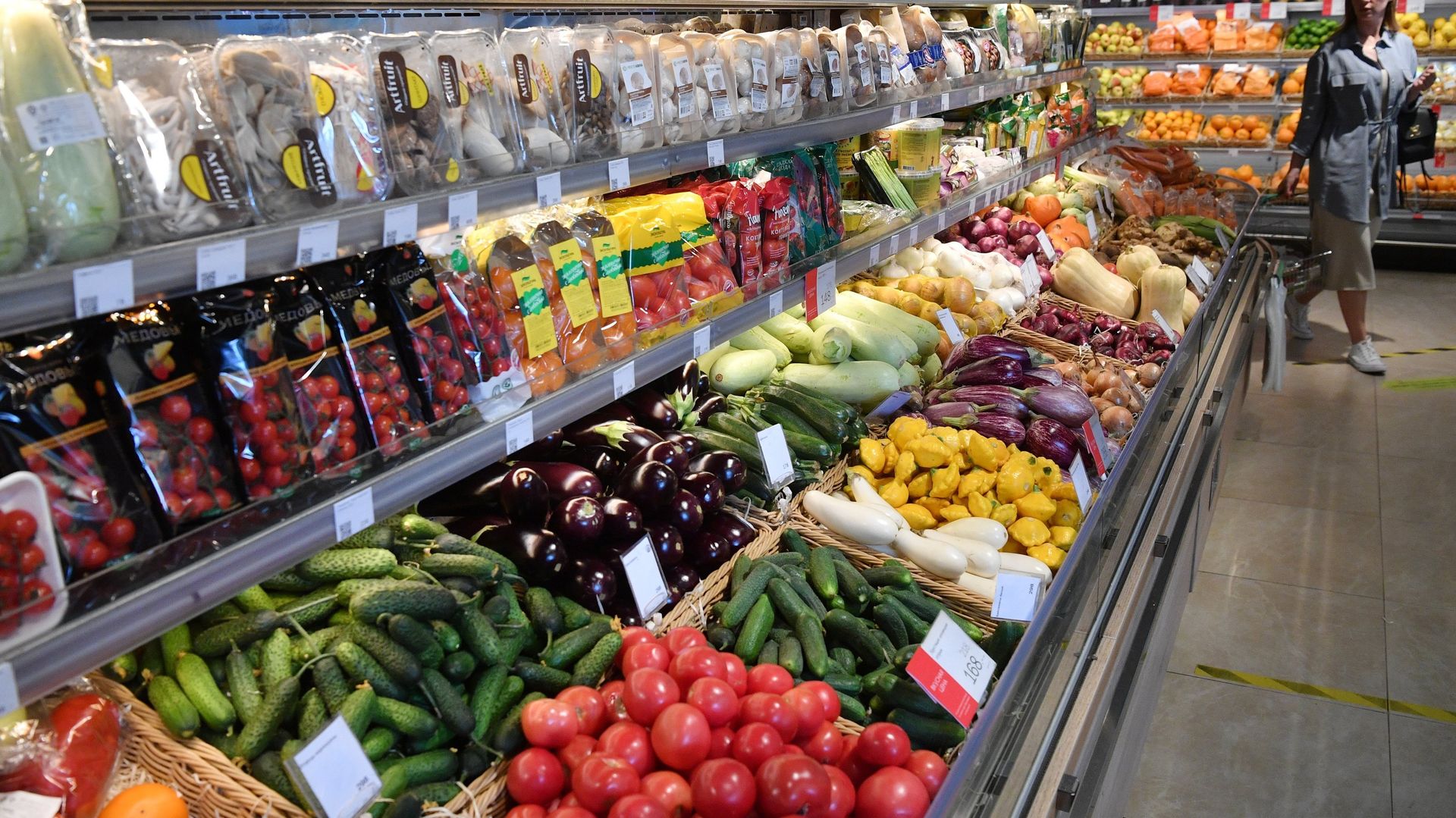 Девушка в овощном отделе магазина Азбука Вкуса в Москве Девушка в овощном отделе магазина Азбука Вкуса в Москве - ПРАЙМ, 1920, 06.04.2022