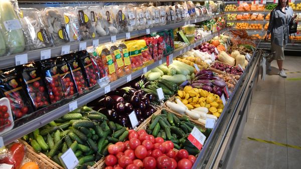 Девушка в овощном отделе магазина Азбука Вкуса в Москве