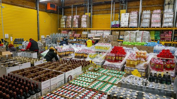 Магазин российской торговой сети Светофор в Риге.