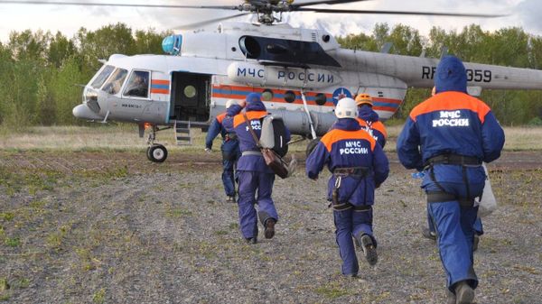 Сотрудники спасательной службы МЧС РФ