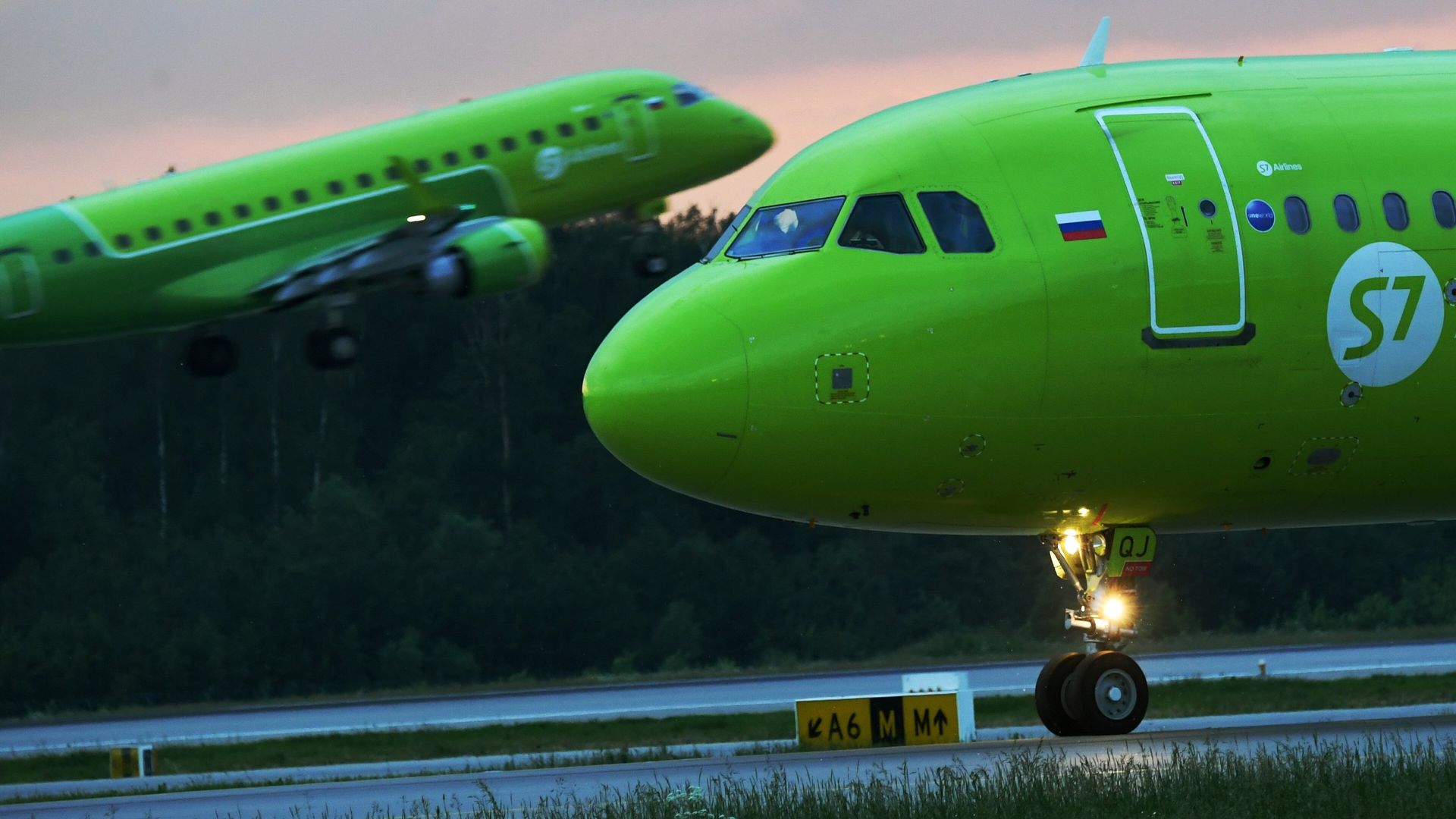 Самолет авиакомпании S7 Airlines на взлетно-посадочной полосе аэропорта Домодедово - ПРАЙМ, 1920, 26.10.2022