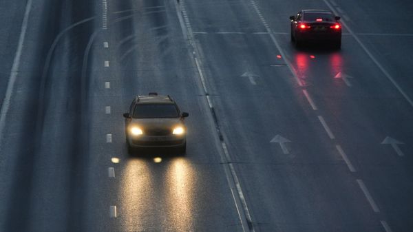Движение автотранспорта по улице в Москве