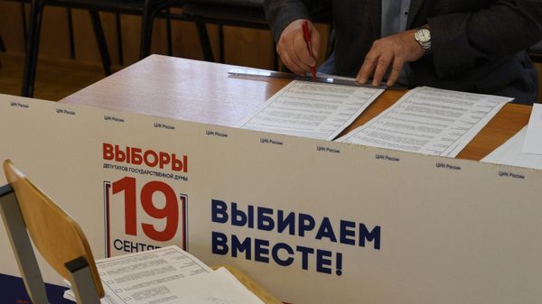 Подготовка избирательного участка для голосования на выборах в Госдуму