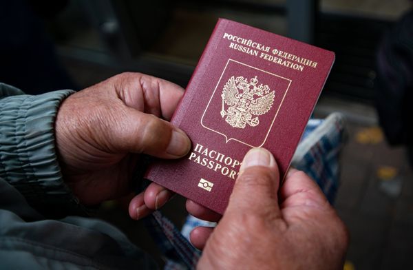 Мужчина держит в руках свой паспорт в день выборов депутатов Государственной Думы РФ Мужчина держит в руках свой паспорт в день выборов депутатов Государственной Думы РФ