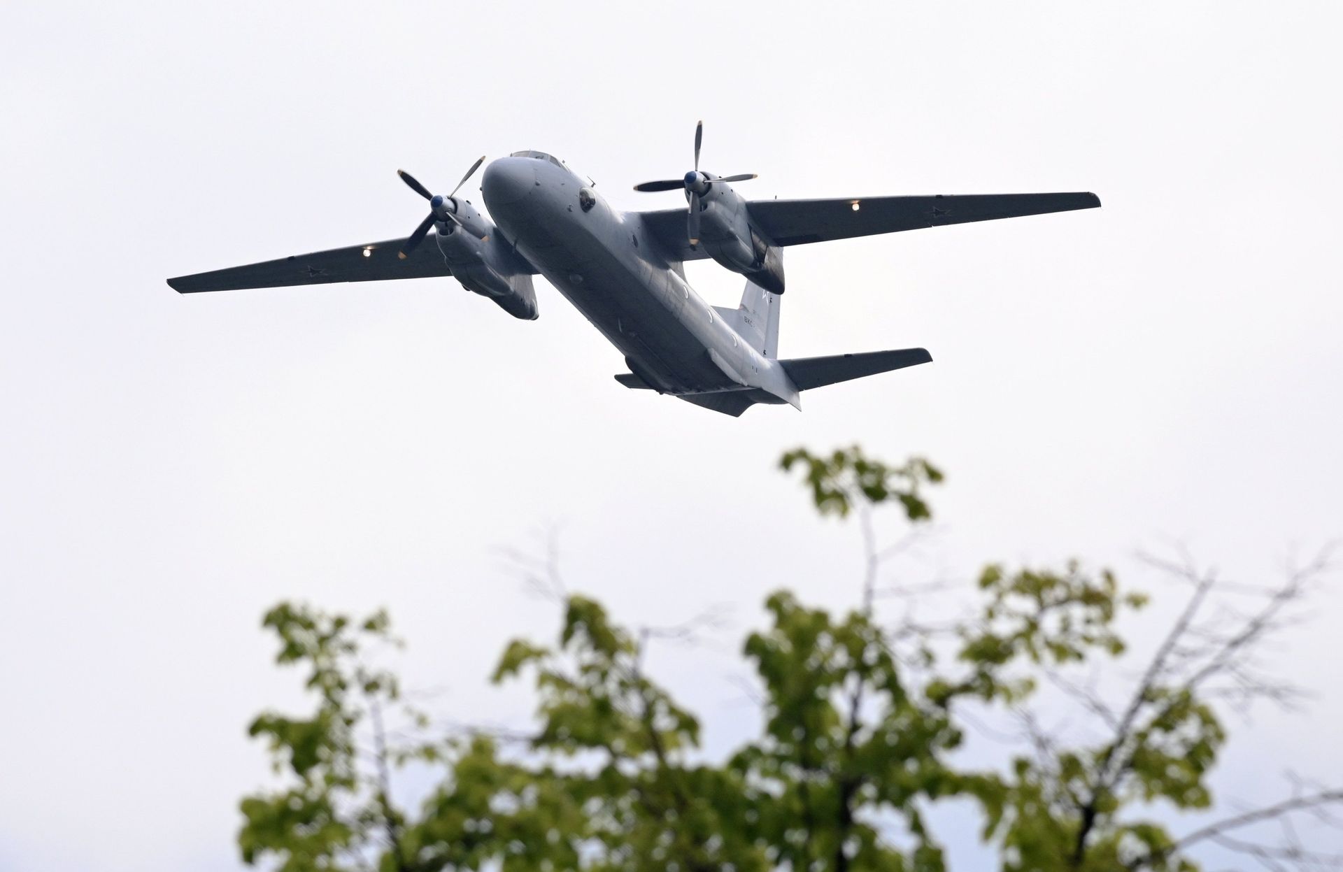 Военно-транспортный самолет Ан-26 на воздушном параде в Ростове-на-Дону - ПРАЙМ, 1920, 22.09.2021