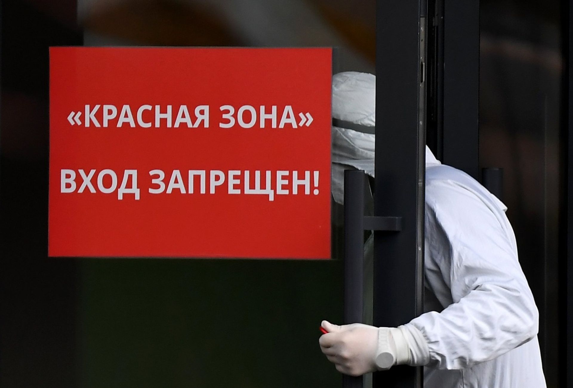 Медицинский сотрудник заходит в красную зону Республиканской клинической инфекционной больницы в Казани - ПРАЙМ, 1920, 13.10.2021