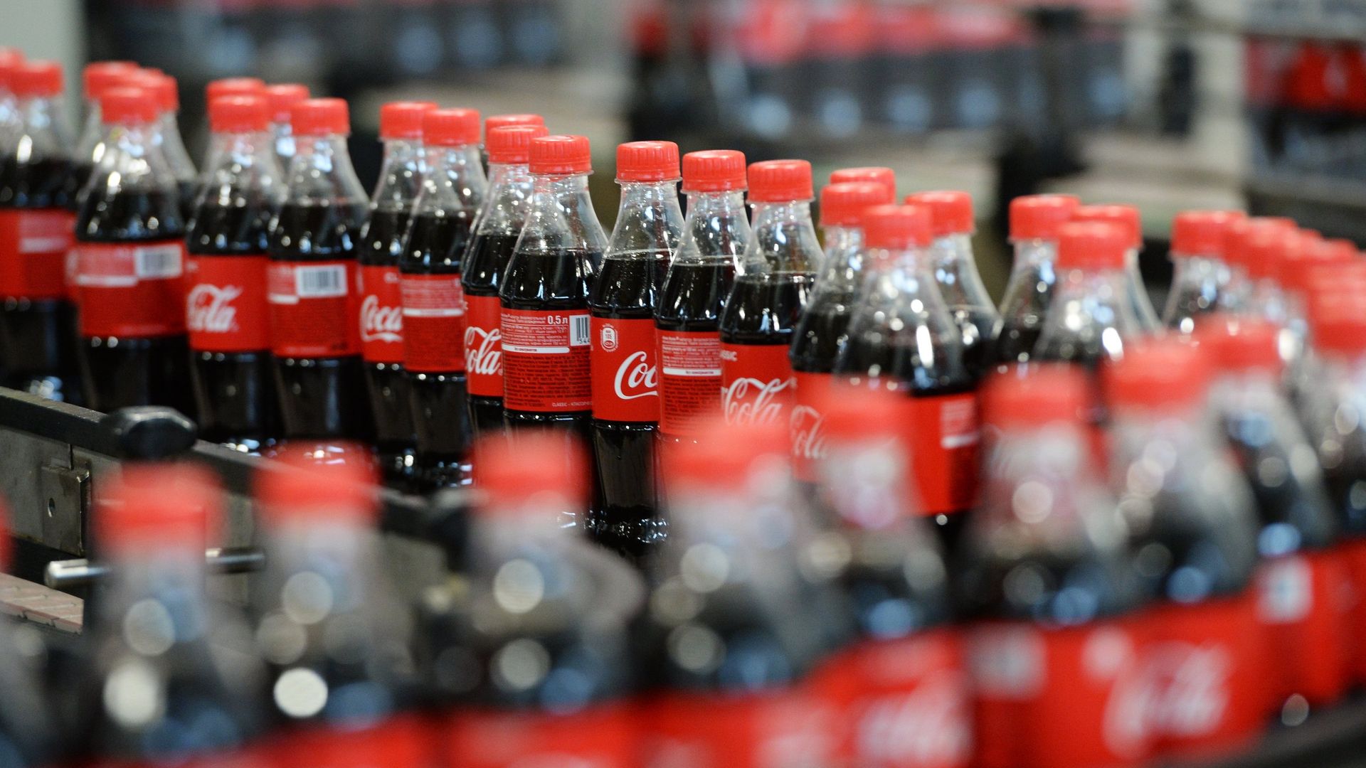 Продукция завода Coca-Cola в Красноярске - ПРАЙМ, 1920, 25.04.2022