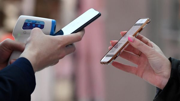 Проверка QR-кодов в общественных местах Казани