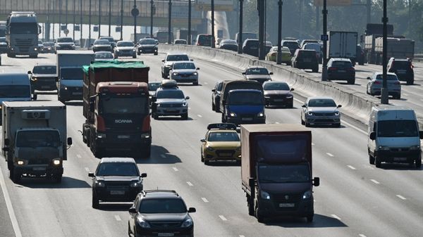 Движение автомобилей на 27 км МКАД в Москве