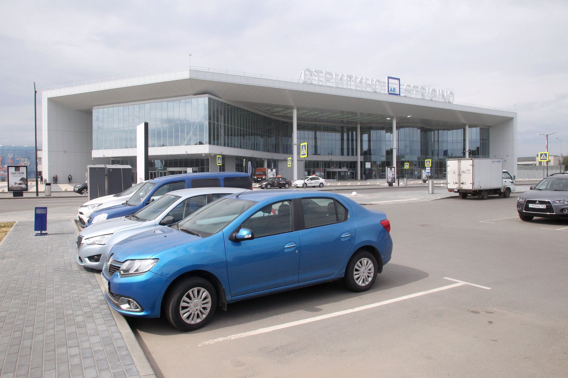 Стоянка автомобилей перед зданием Международного аэропорта Стригино в Нижнем Новгороде. - ПРАЙМ, 1920, 02.11.2021