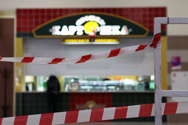Закрытое кафе во время нерабочих дней в торговом центре в Москве