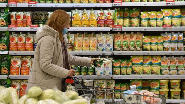 Покупательница в гипермаркете Ашан