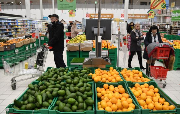 Покупатели в гипермаркете Ашан