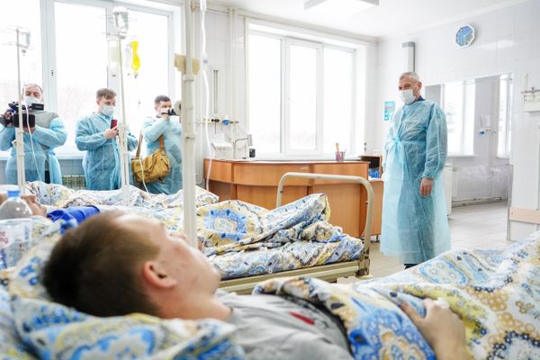 Пострадавшие в аварии на шахте Листвяжная в больнице им. Подгорбунского