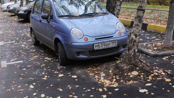 Автомобиль во дворе
