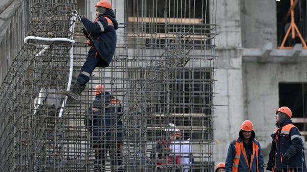 Рабочие на строительной площадке ЖК Ситибэй на Волоколамском шоссе в Москве