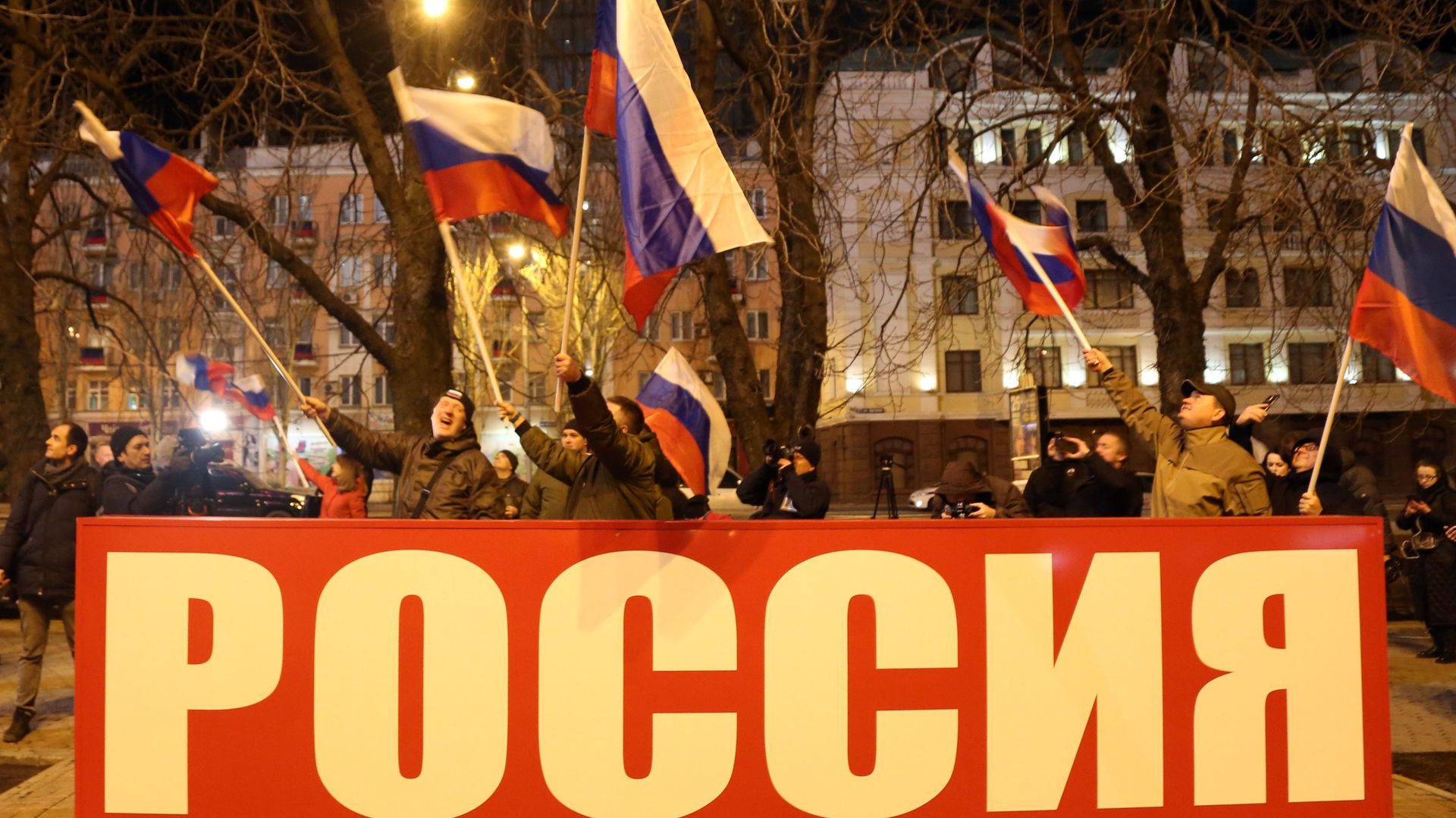 Жители Донецка и Луганска празднуют признание Россией ДНР и ЛНР - ПРАЙМ, 1920, 20.09.2022