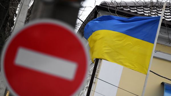 Знак Въезд запрещен и флаг Украины