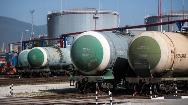 Цистерны на нефтебазе Цистерны на нефтебазе