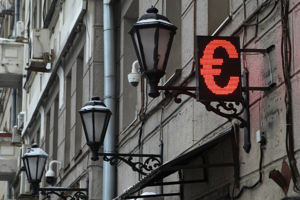 Электронное табло со знаком евро на одной из улиц в Москве.