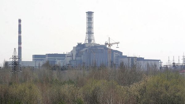 Вид на саркофаг, укрывающий 4-й блок Чернобыльской атомной электростанции.