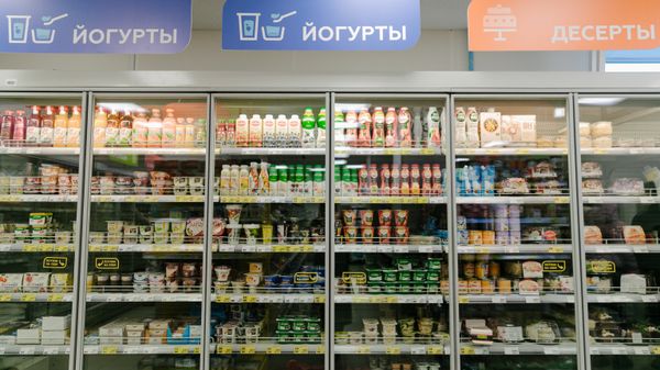 Молочная продукция на полках магазина Лента