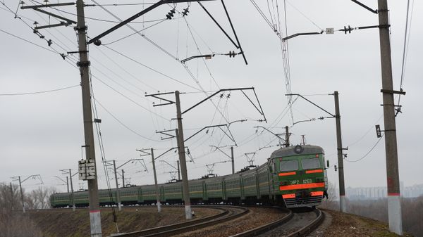 Электричка на перегоне между станциями Покровское-Стрешнево и Тушино