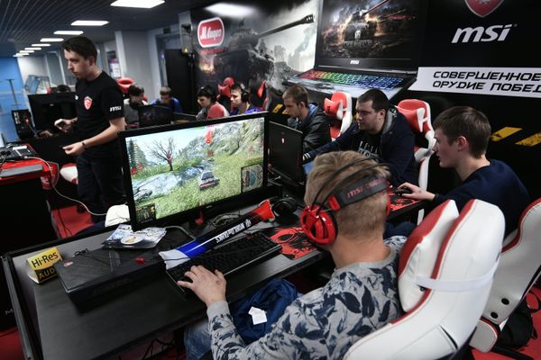 Киберспортсмены играют в World of Tanks