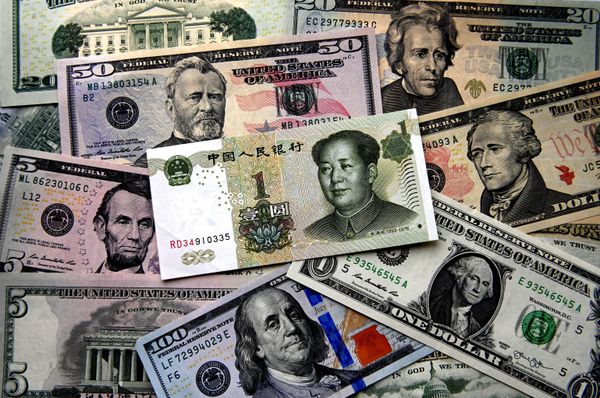 Денежные купюры китайских юаней и долларов США