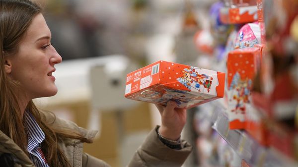 Девушка покупает подарочный набор Kinder
