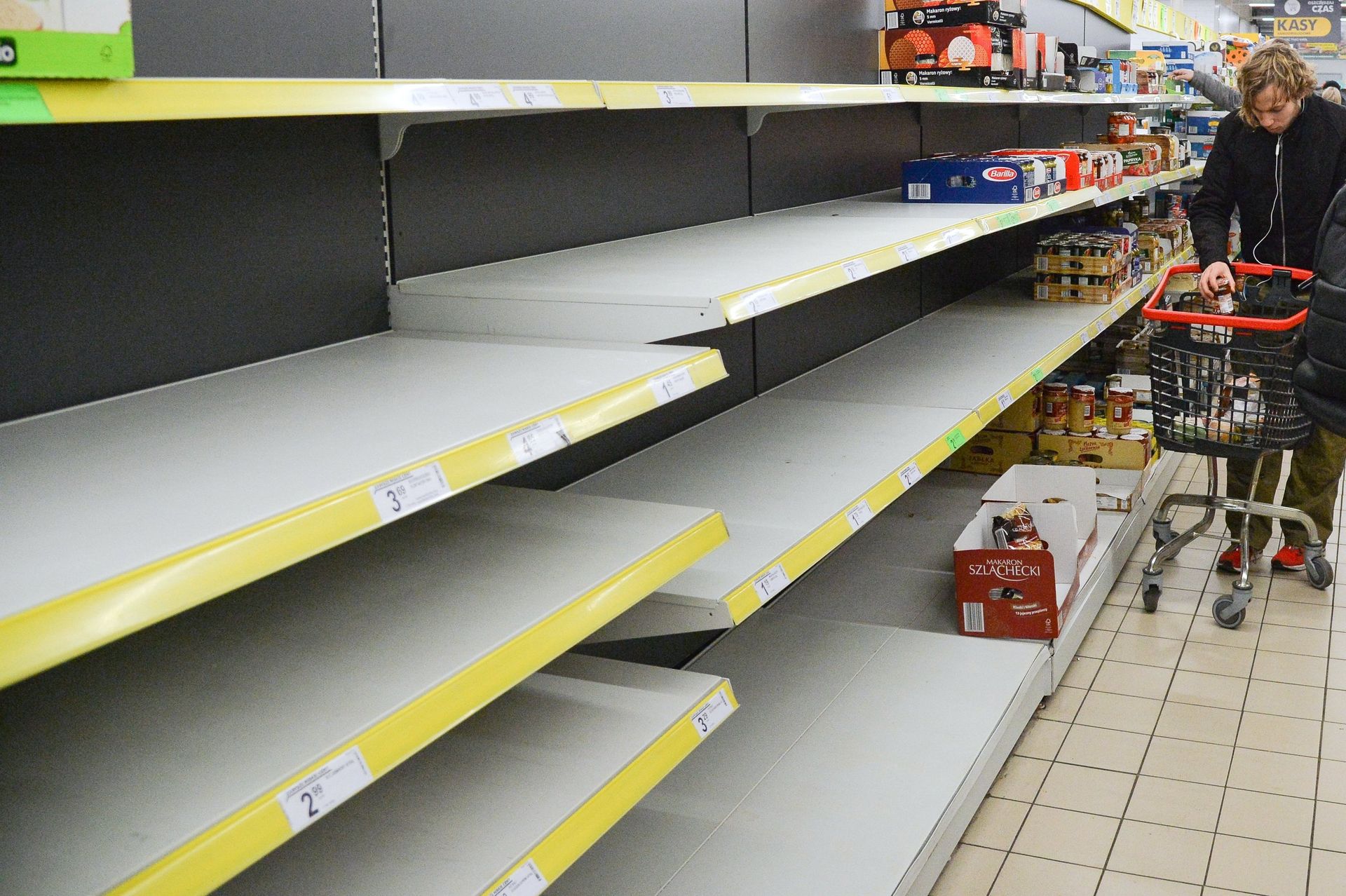 Торговые полки в продуктовом магазине в Варшаве - ПРАЙМ, 1920, 07.05.2022